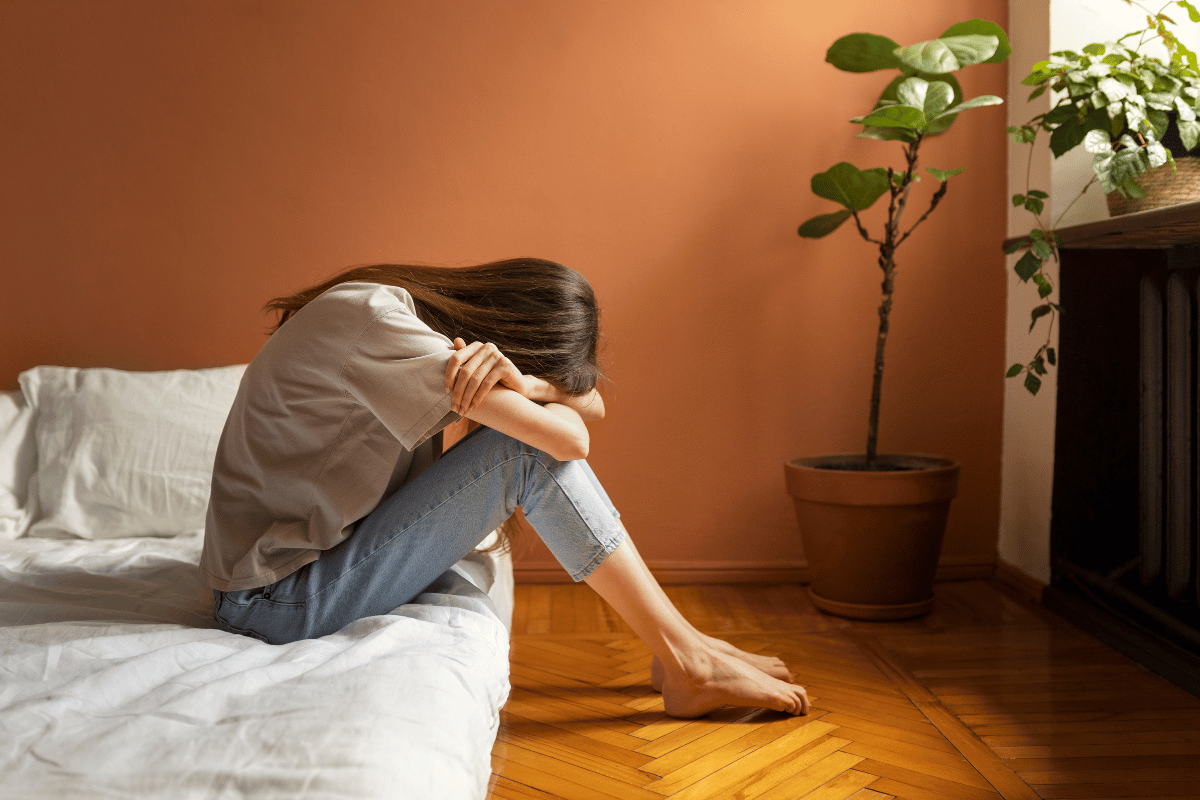 Une femme recroquevillée représentant l'anxiété