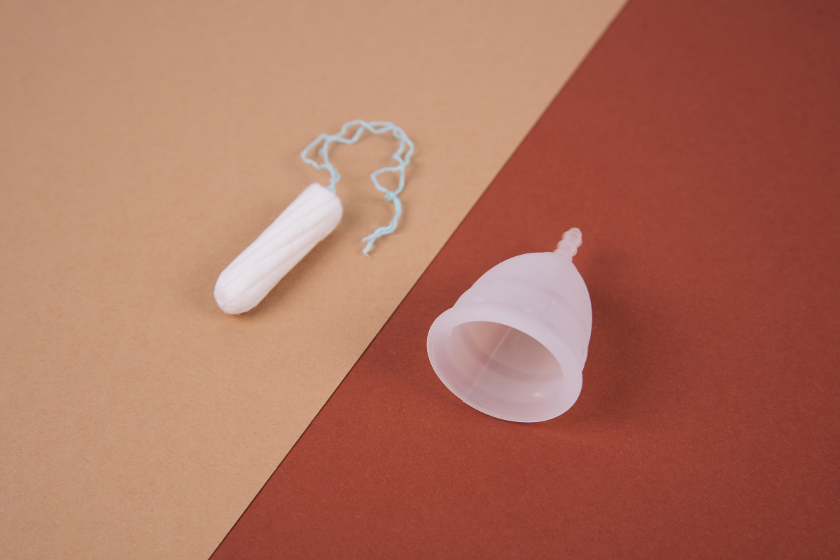 Un tampon et une cup pour illustrer le cycle menstruel