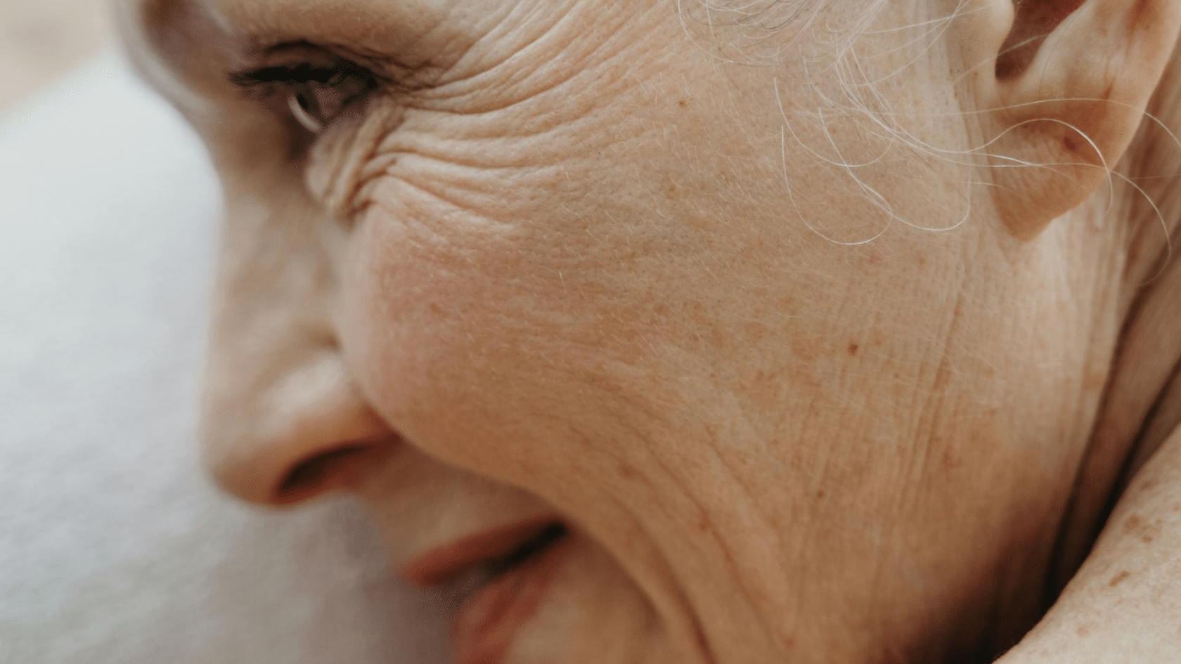 femme âgée souriante de profil