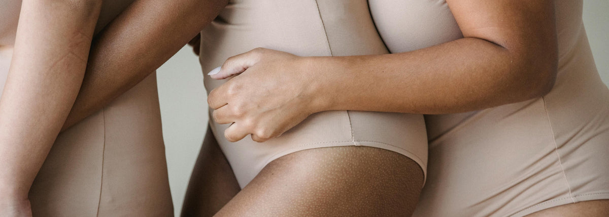 Gros plan sur des femmes qui se soutiennent lors d'inconforts physique et mental, pour illustrer notre gamme de solutions naturelles