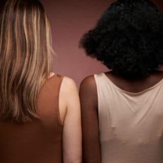 2 femmes de dos