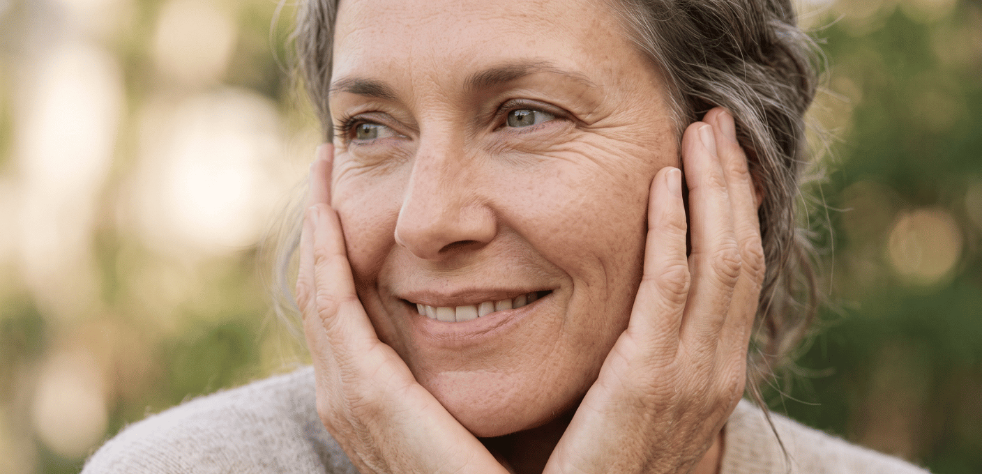 Une femme souriante avec une peau bien entretenue