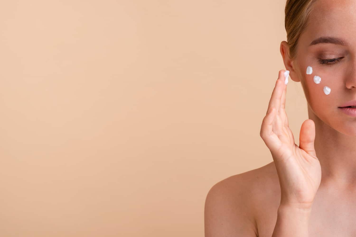 Crème solaire visage : à quel moment l’appliquer ?