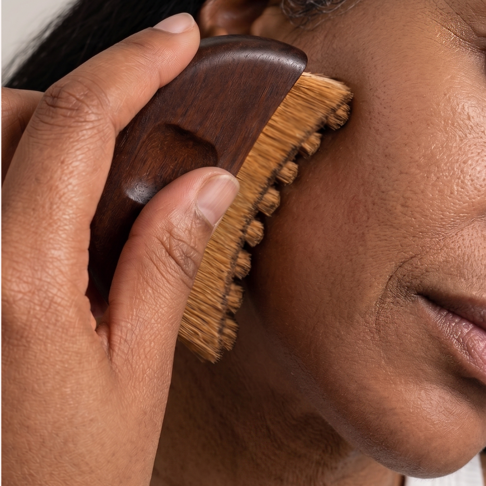 Une femme utilisant [MY] Brosse douce massante sur le visage