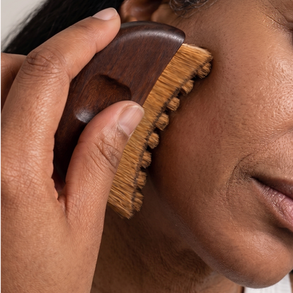 Une femme utilisant [MY] Brosse douce massante sur le visage