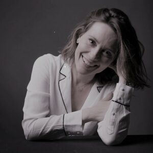 véronique liesse, micronutritionniste souriante noir et blanc