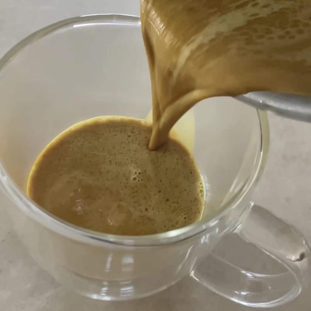 Golden latte au cacao cru