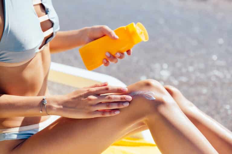 women put solar cream